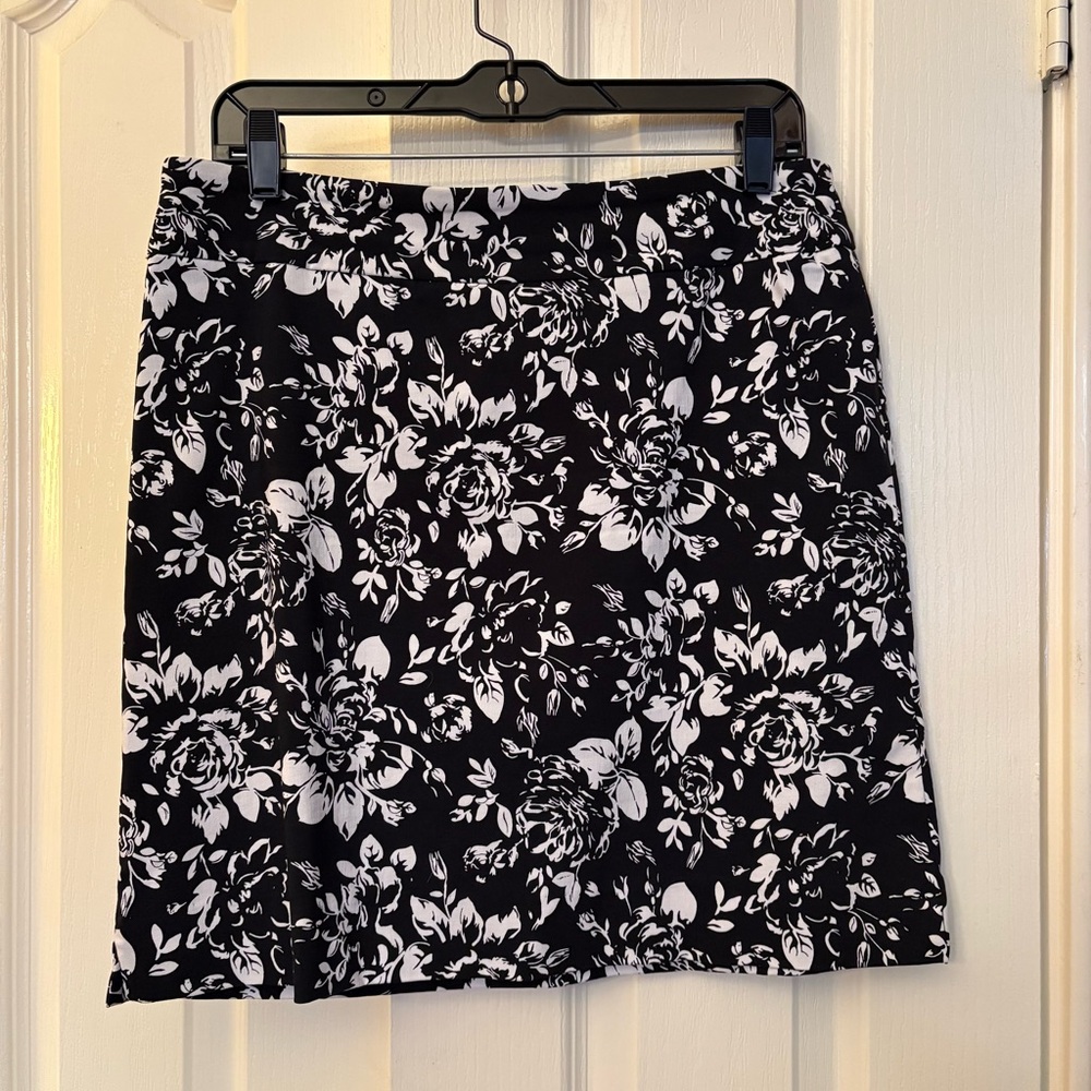 Westport skort- black & white floral design with front pockets. Size S